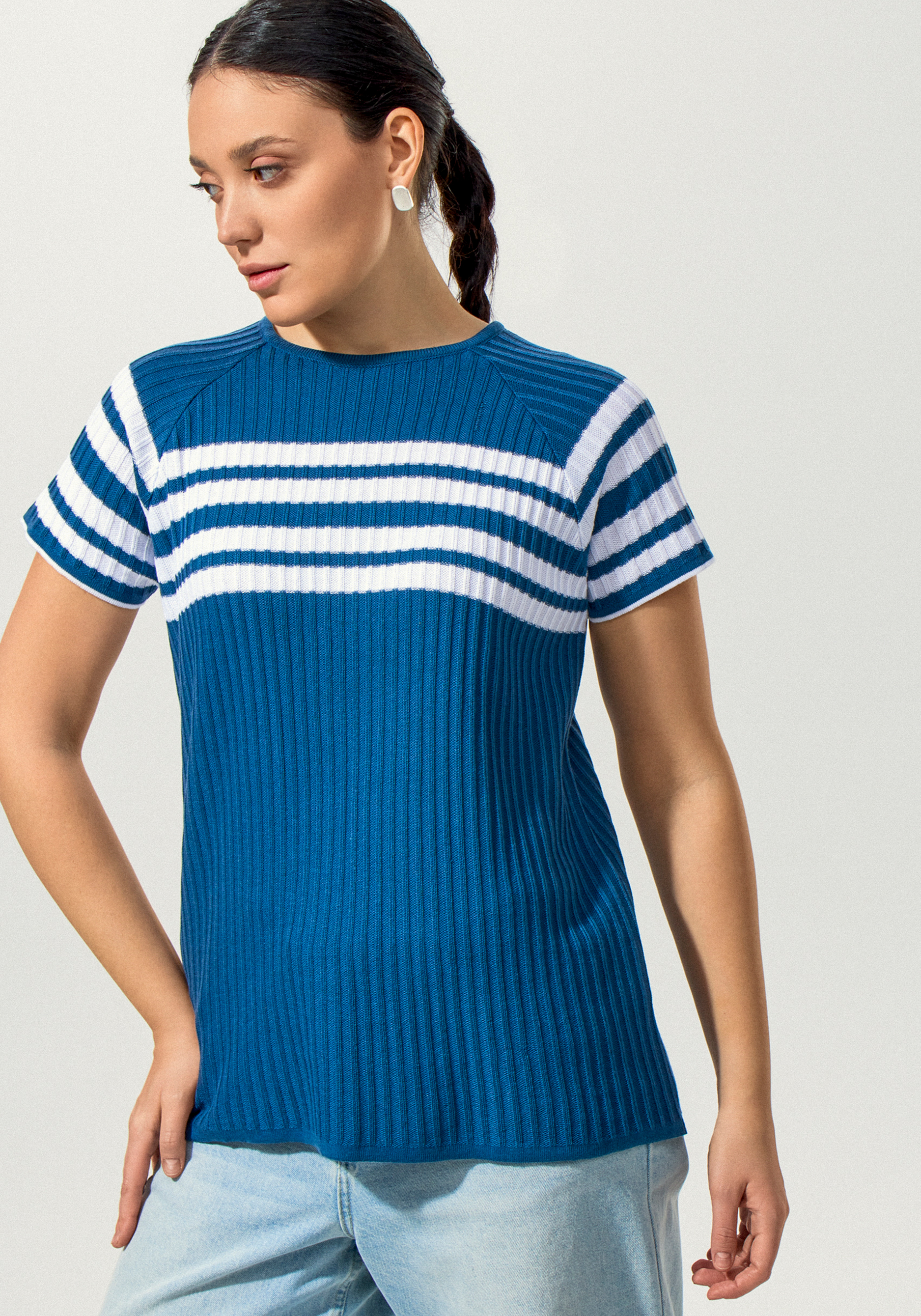 Джемпер с контрастными полосами на груди 2299₽