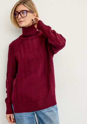 Свитер вязаный с косами и высоким горлом