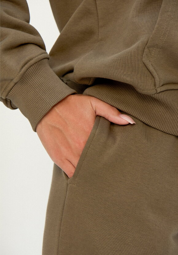 Брюки джоггеры с карманами на резинке шир.  580, рис. 27