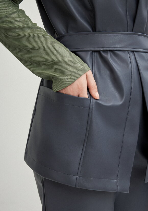 Жилет из эко-кожи на запах шир.  580, рис. 13