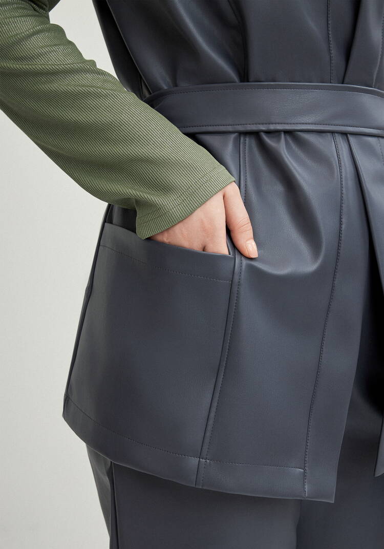 Жилет из эко-кожи на запах шир.  750, рис. 13