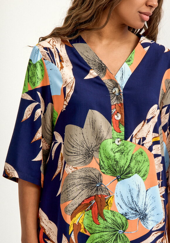 Блуза из штапеля с тропическим принтом шир.  580, рис. 5