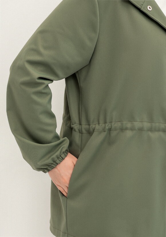 Ветровка с капюшоном и талии на кулиске шир.  580, рис. 12