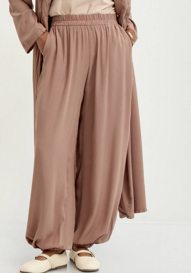 Брюки широкие с карманами на резинке по низу шир.  750, рис. 34