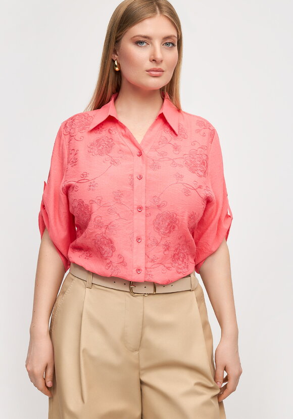 Блуза с фактурным узором на пуговицах шир.  580, рис. 1