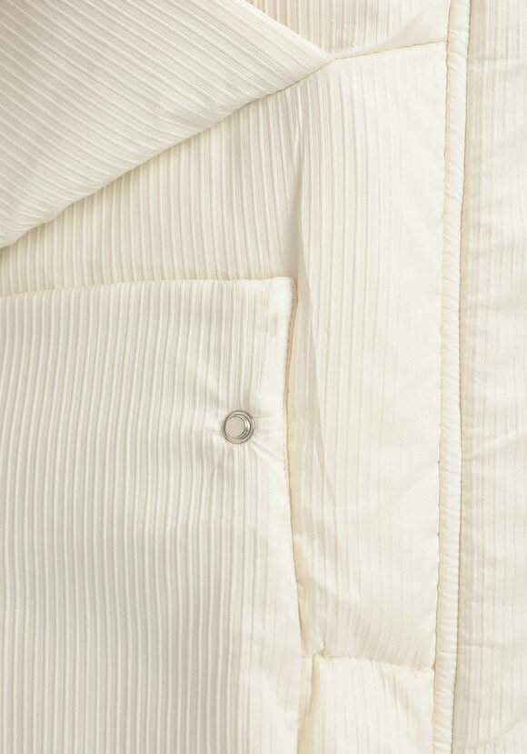 Пуховик с капюшоном и объемными карманами шир.  580, рис. 46