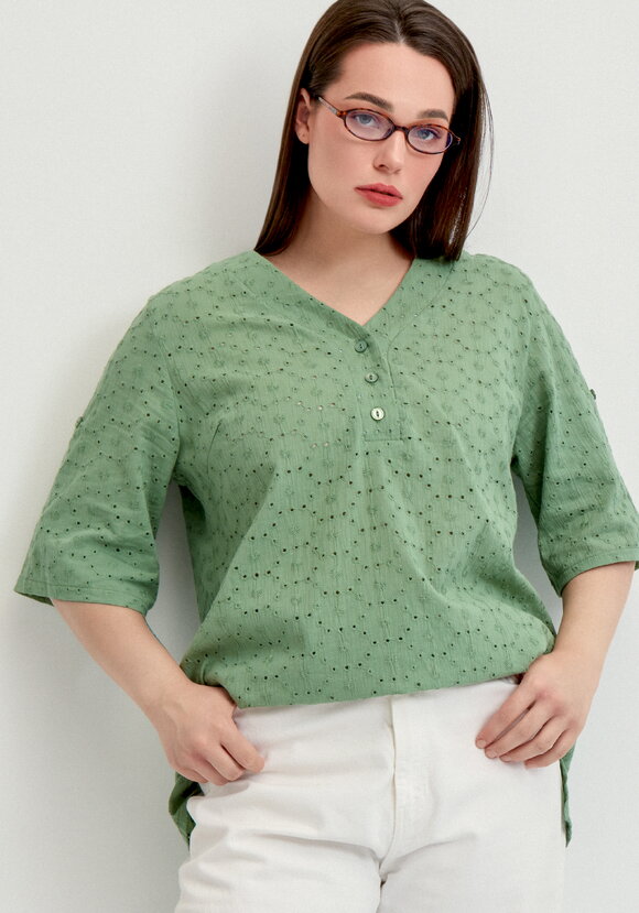 Блуза с V-образным вырезом из шитья шир.  580, рис. 1