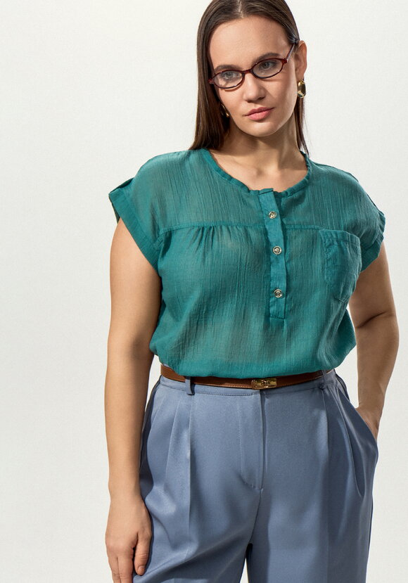 Блуза с коротким рукавом и карманом на груди шир.  580, рис. 9