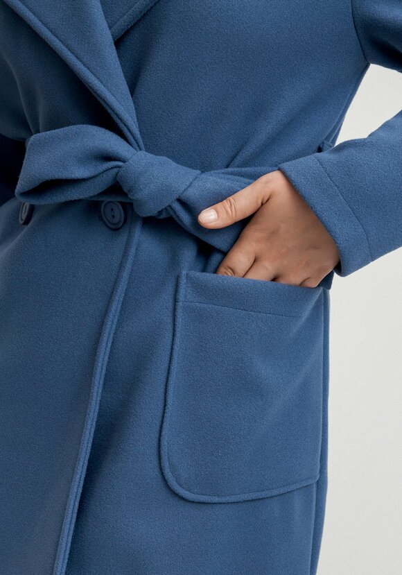 Пальто удлиненное на запах с разрезами шир.  580, рис. 17