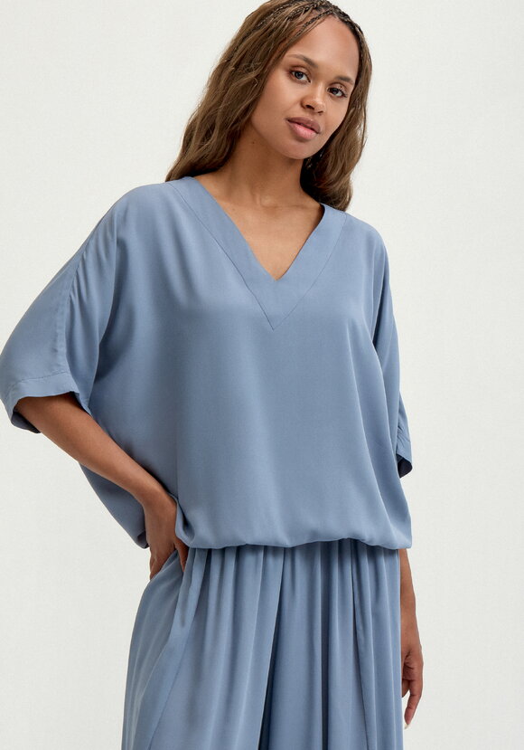 Блуза с V-образным вырезом свободная шир.  580, рис. 1