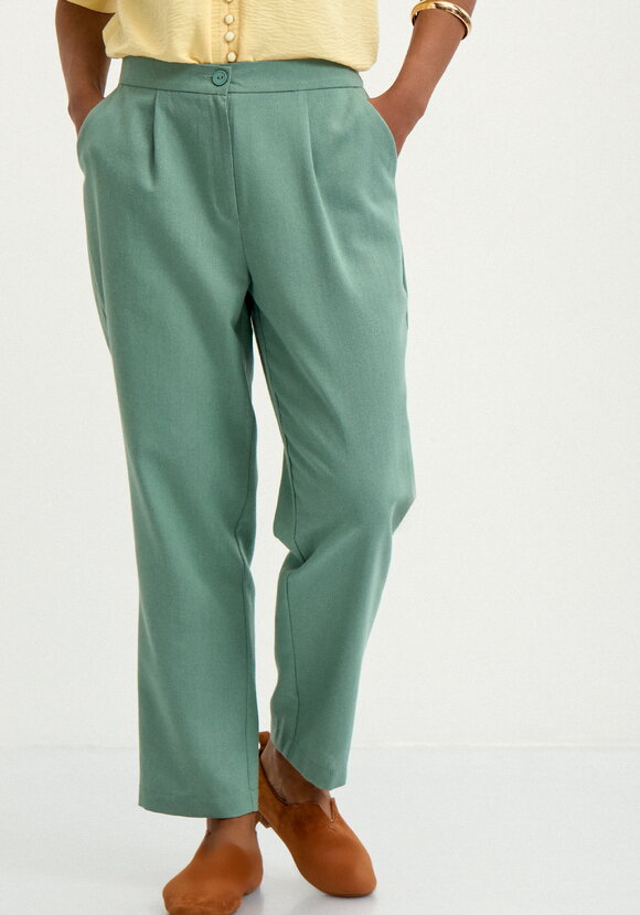 Брюки изо льна  прямые  с резинкой по поясу шир.  580, рис. 17