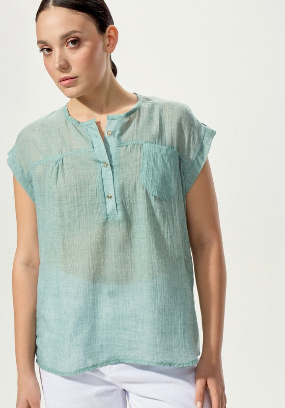 Блуза с коротким рукавом и карманом на груди шир.  580, рис. 28