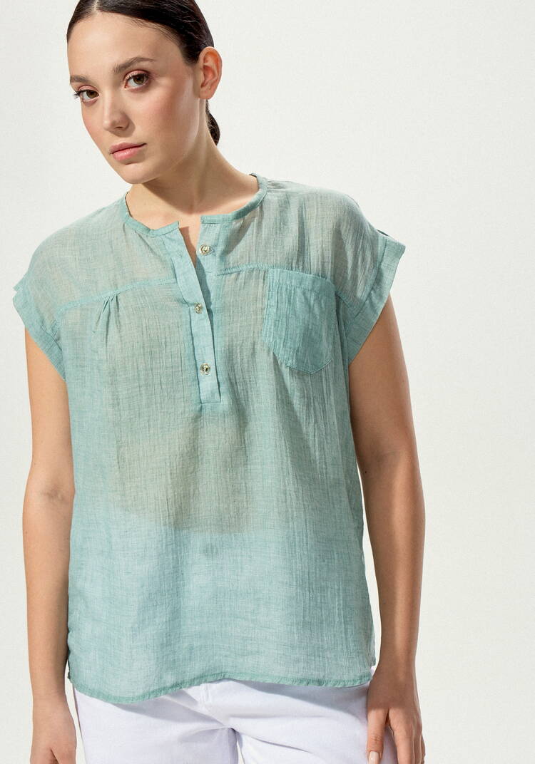 Блуза с коротким рукавом и карманом на груди шир.  750, рис. 28