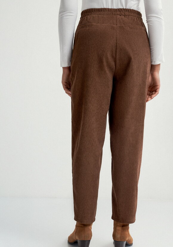 Брюки с карманом в рельефе шир.  580, рис. 30