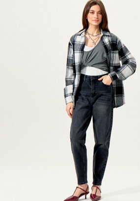 Мом-джинсы с зауженными к низу брючинами