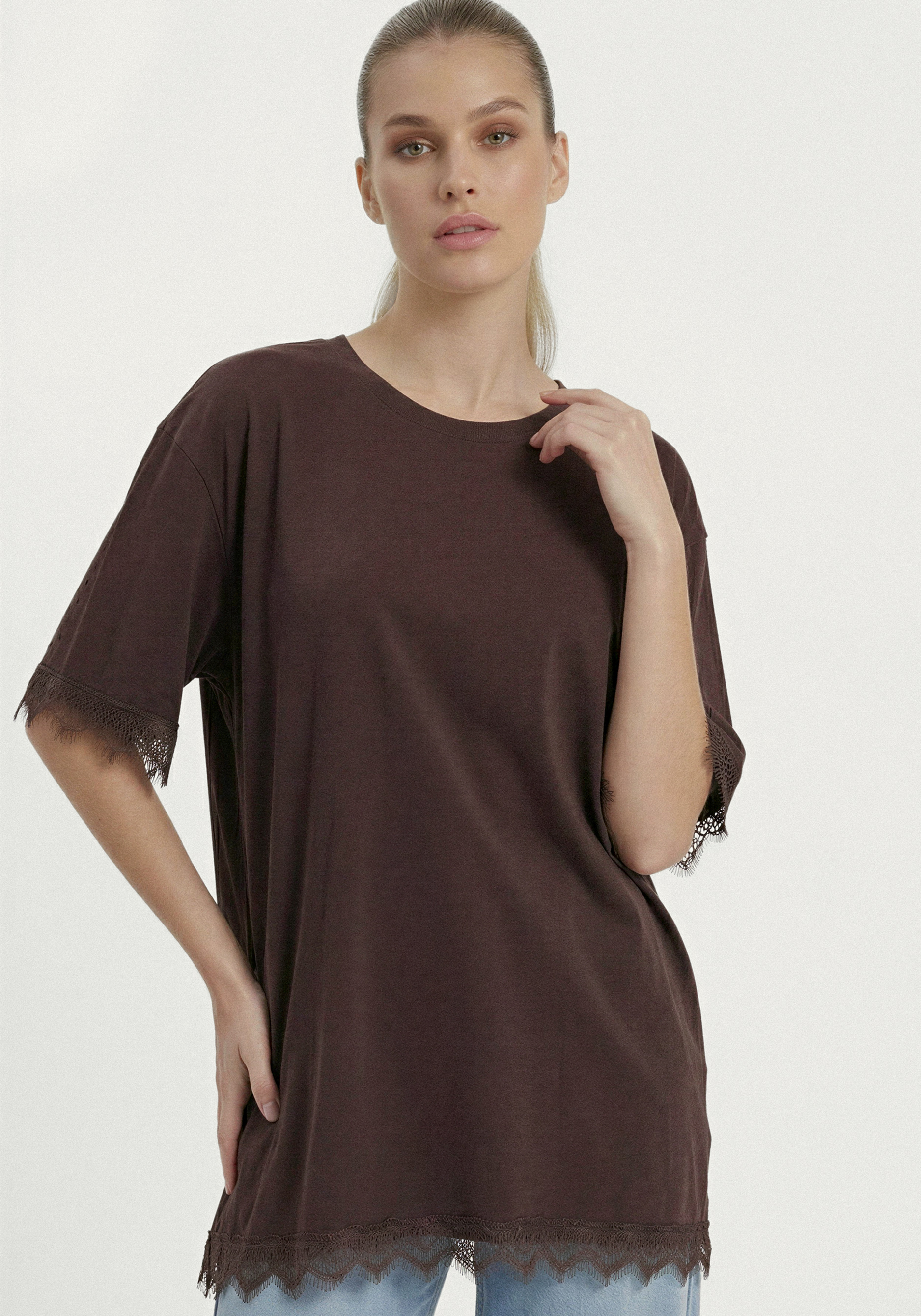 Блуза с отделкой из кружевa 3999₽