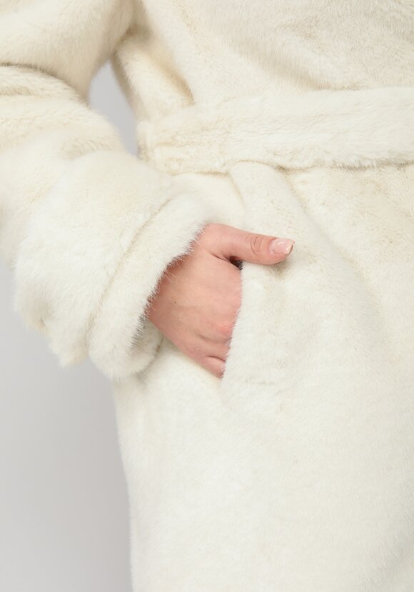 Пальто из искусственного меха с поясом шир.  580, рис. 6