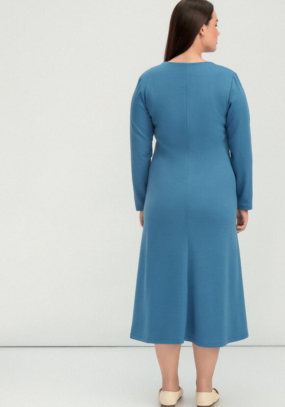 Платье длины миди с V-образным воротником шир.  580, рис. 10