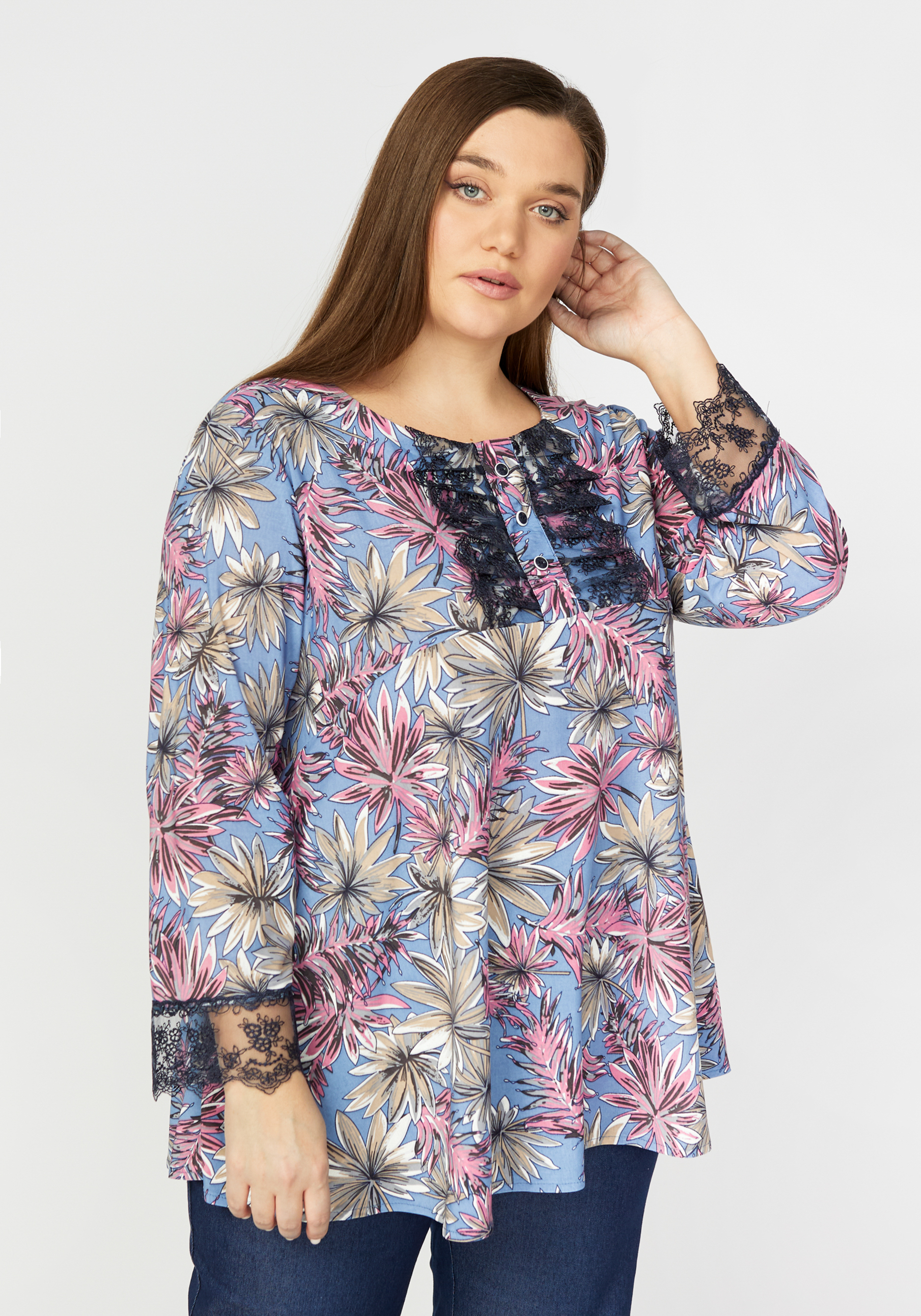 Туника принтованная с кружевом на рукавах 899₽