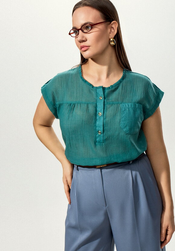 Блуза с коротким рукавом и карманом на груди шир.  580, рис. 16