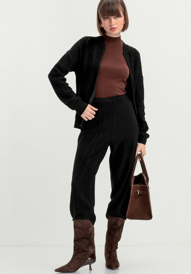 Брюки джоггеры с фактурным рисунком шир.  750, рис. 23