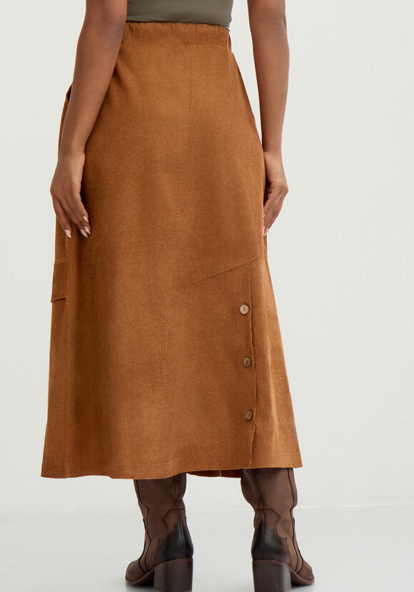 Юбка с декоративными пуговицами и клапаном шир.  580, рис. 12