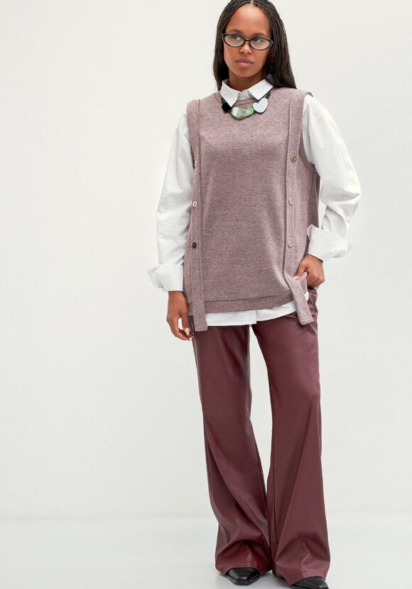 Жилет трикотажный с пуговицами шир.  580, рис. 7