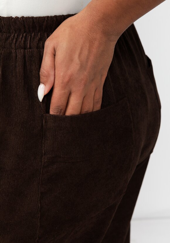 Брюки из микровельвета с рельефами шир.  580, рис. 11