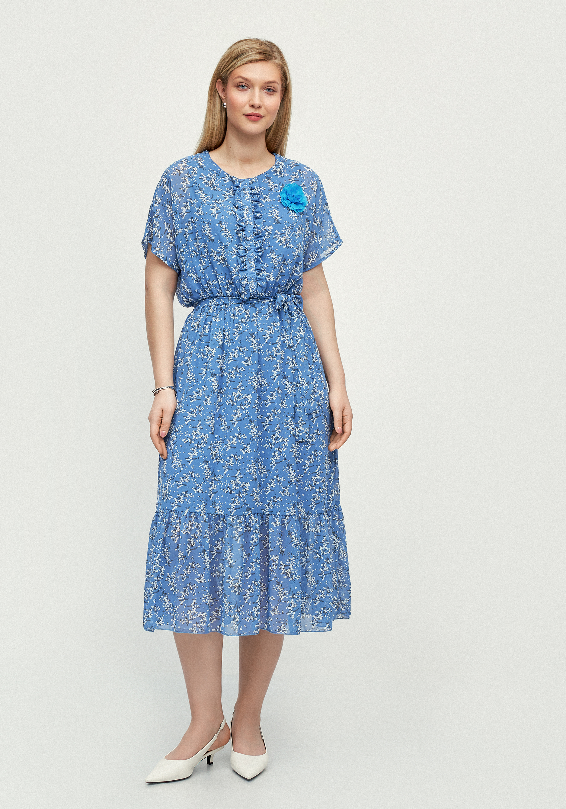 Платье с рюшей и декоративным украшением 4999₽