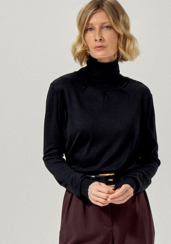 Водолазка с защипами у горловины шир.  580, рис. 32