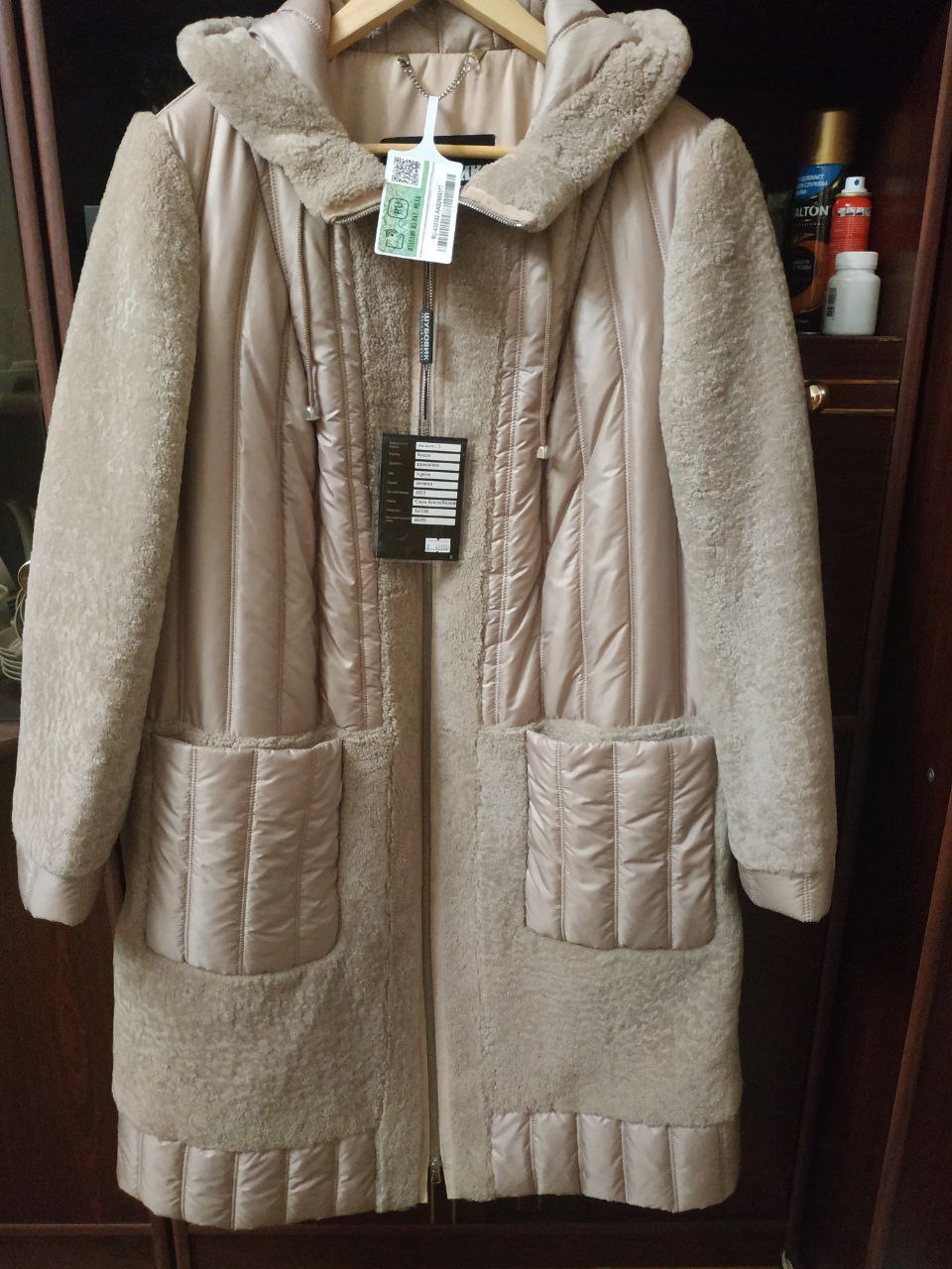 

Зимняя куртка отделанная натуральным мехом бежевая с капюшоном