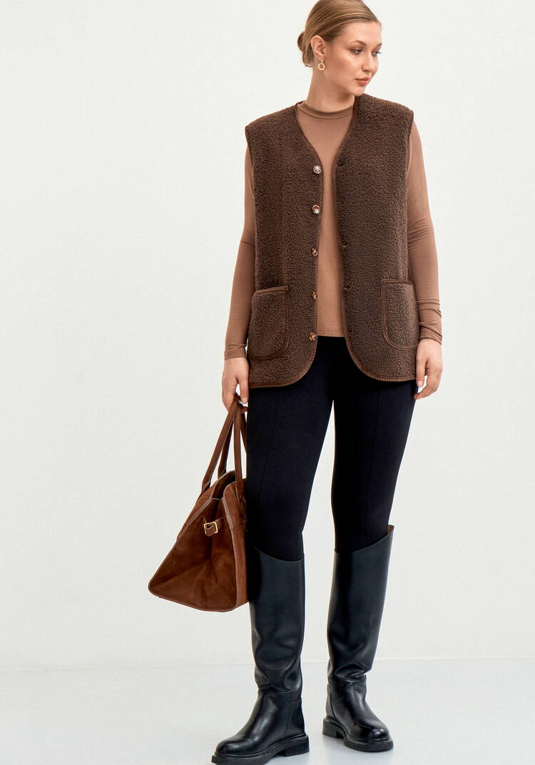 Жилет из экомеха на пуговицах шир.  750, рис. 26