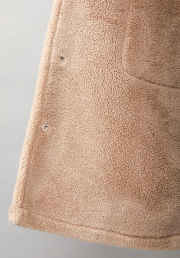 Жилет из экомеха с капюшоном шир.  580, рис. 5