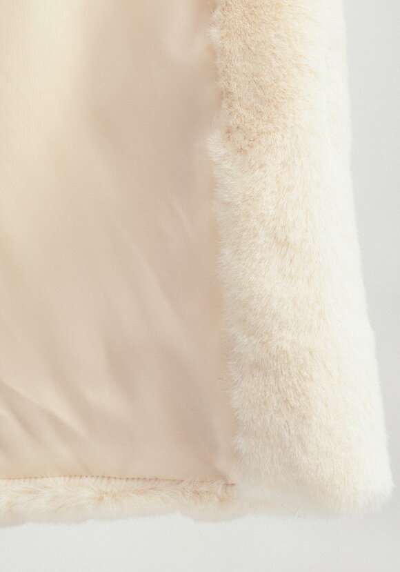 Шуба длины миди с брошью на воротнике шир.  580, рис. 17