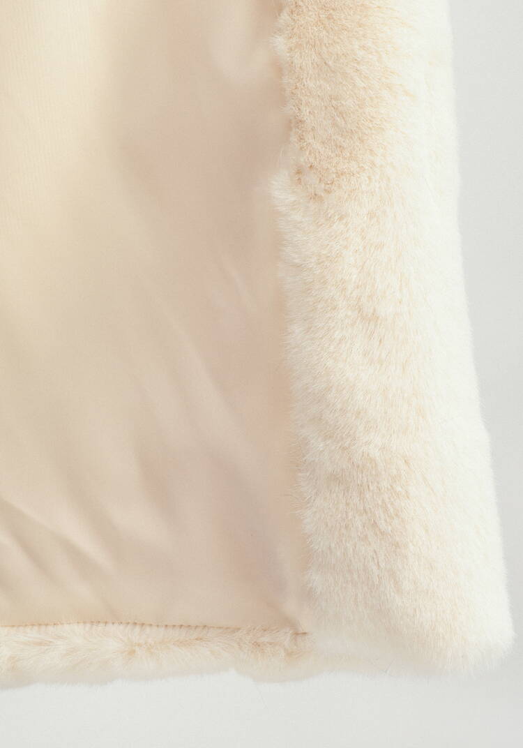 Шуба длины миди с брошью на воротнике шир.  750, рис. 17