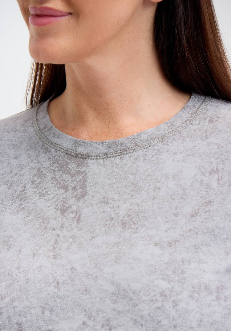 Лонгслив с принтом на горловине спинки шир.  750, рис. 17