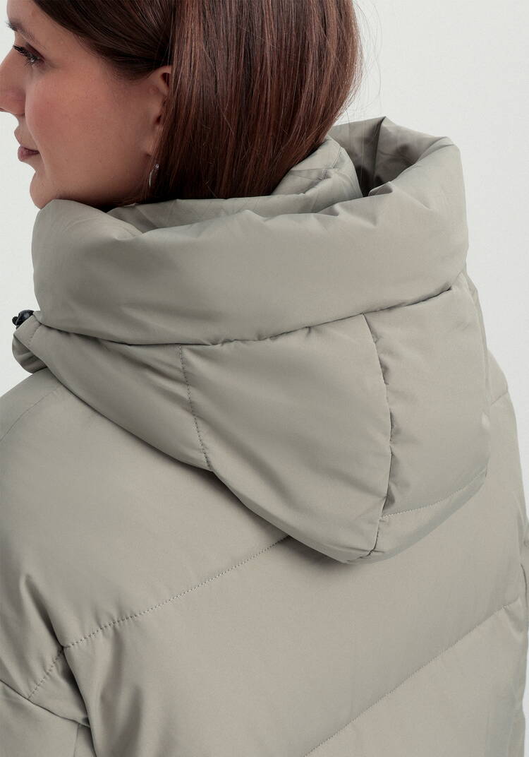 Пуховик стеганый с асимметричными карманами шир.  750, рис. 37