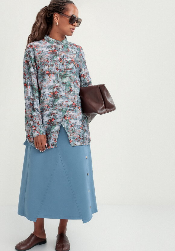 Блуза оригинального кроя с воротом стойка шир.  580, рис. 25