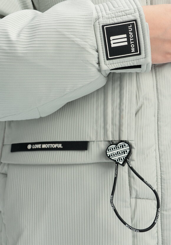 Пуховик с капюшоном и объемными карманами шир.  580, рис. 33