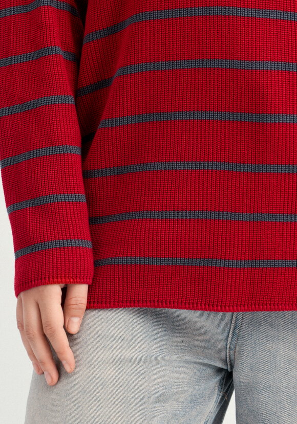 Джемпер в полоску с воротником-поло на молнии шир.  580, рис. 39