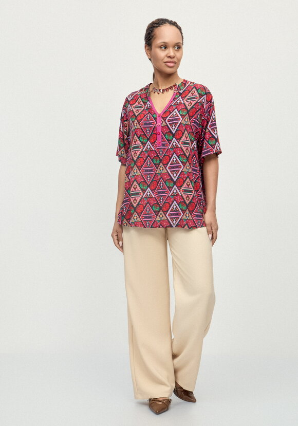 Блуза из штапеля с этническим рисунком шир.  580, рис. 23