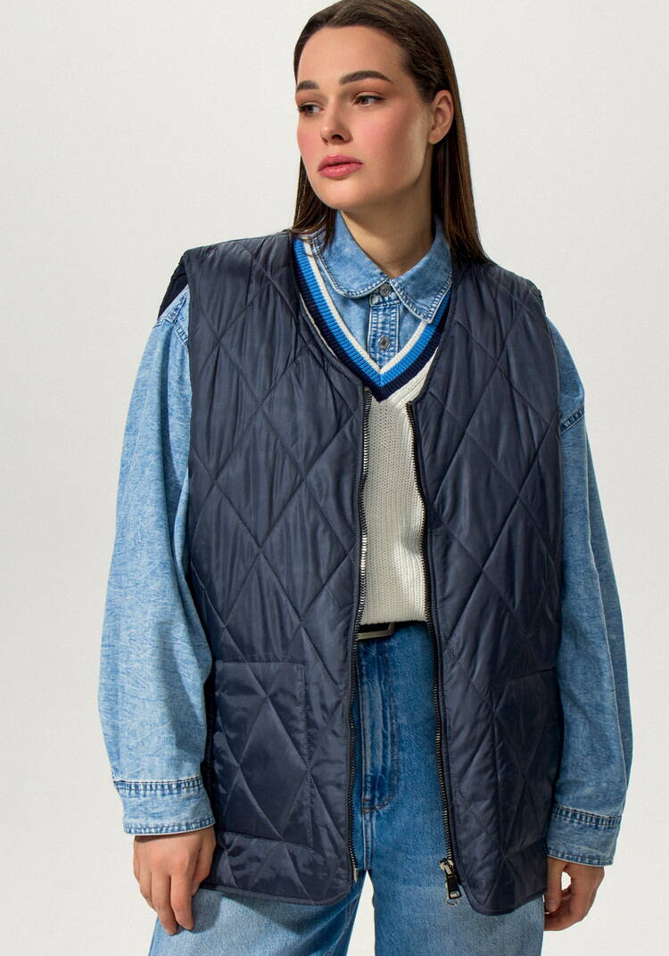 Жилет стеганый свободного кроя на молнии шир.  750, рис. 4