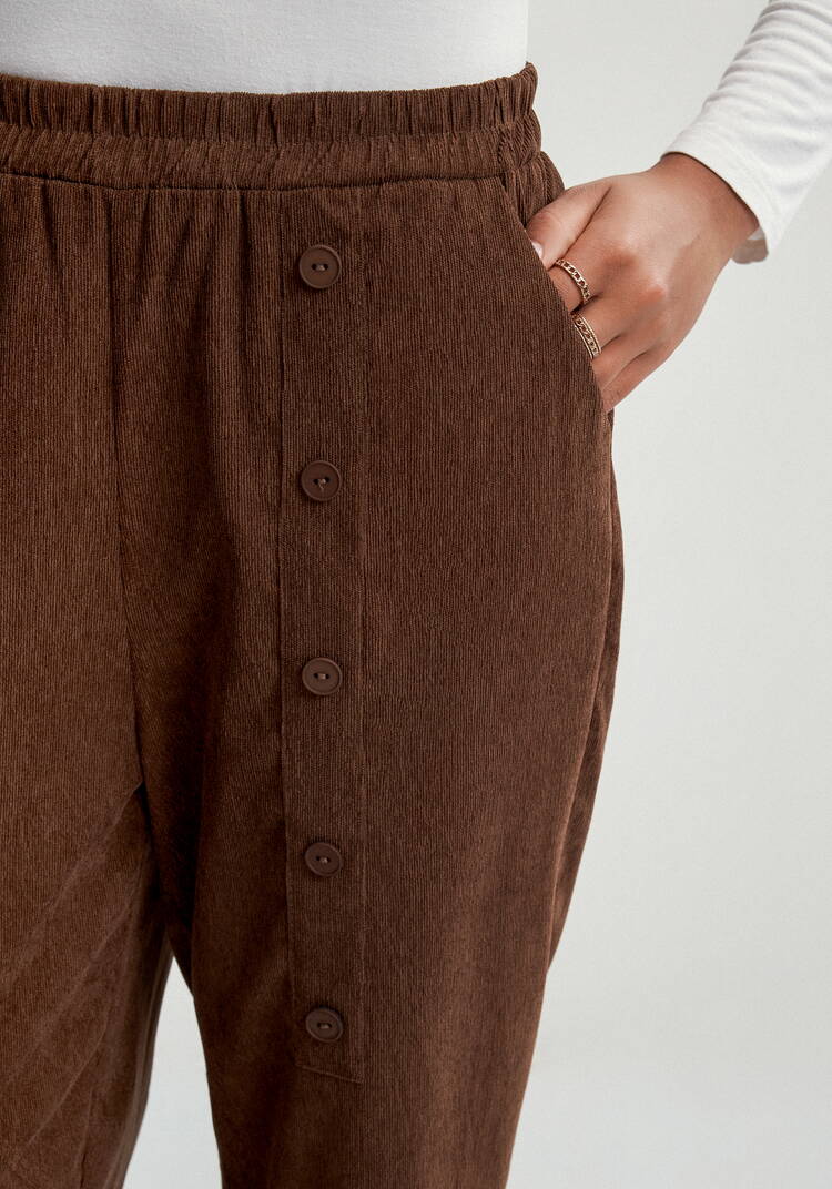 Брюки с карманом в рельефе шир.  750, рис. 32