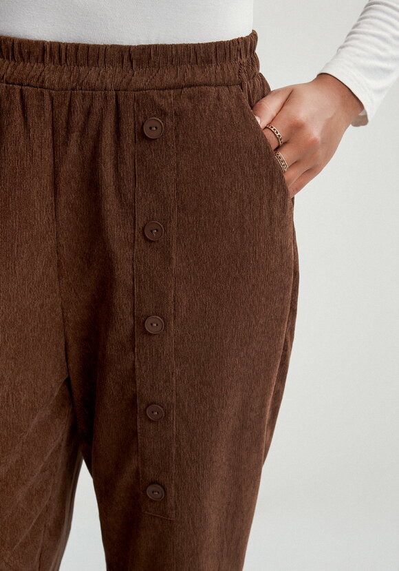 Брюки с карманом в рельефе шир.  580, рис. 32