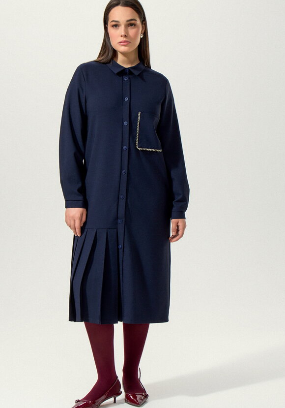 Платье-рубашка с декорированным карманом шир.  580, рис. 1