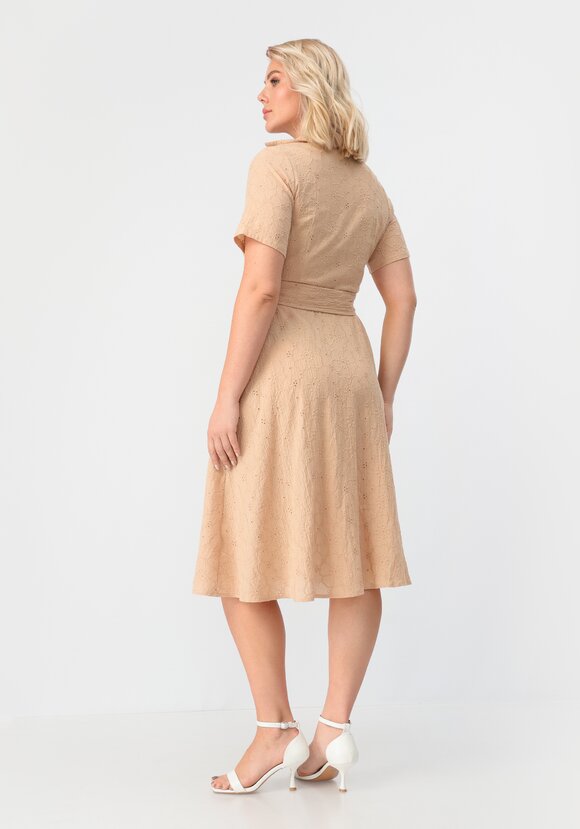 Платье с отложным воротником из шитья шир.  580, рис. 3