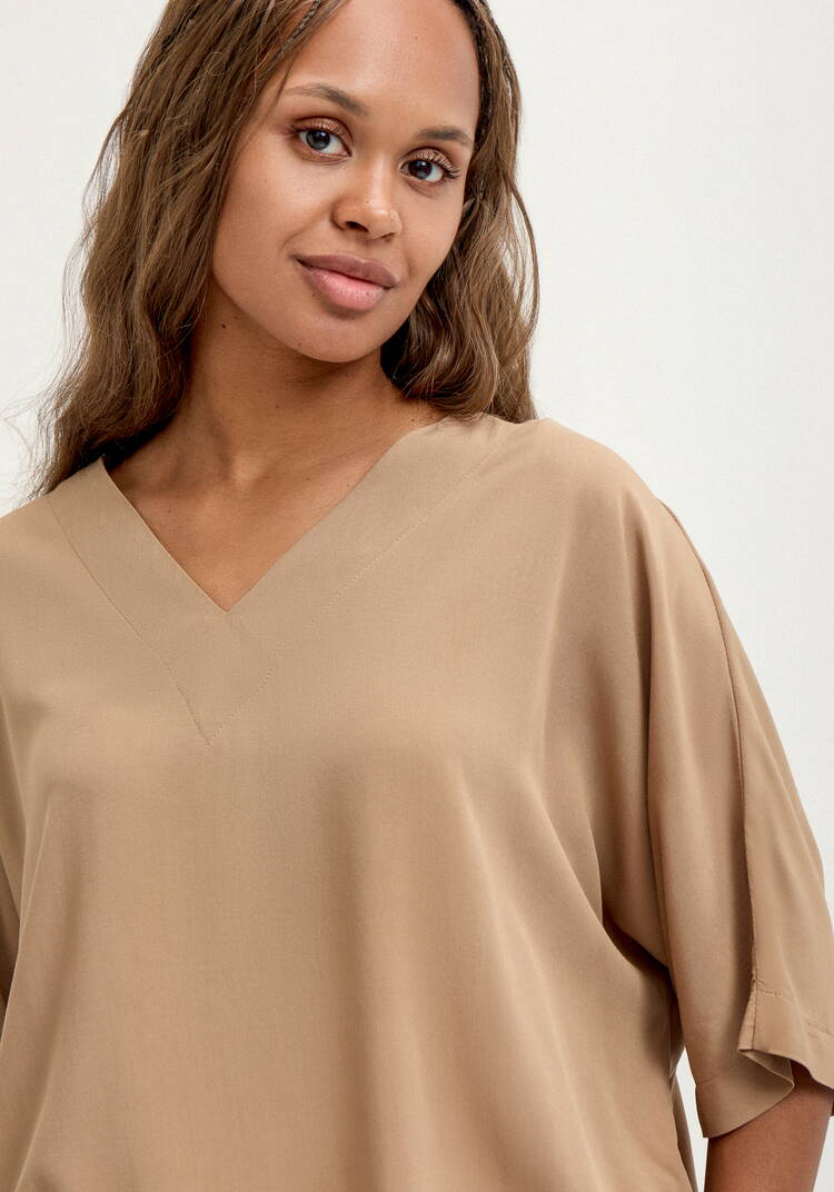 Блуза с V-образным вырезом свободная шир.  750, рис. 13