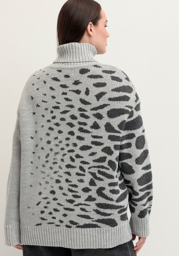 Джемпер с асимметричным расположением рисунка шир.  580, рис. 3