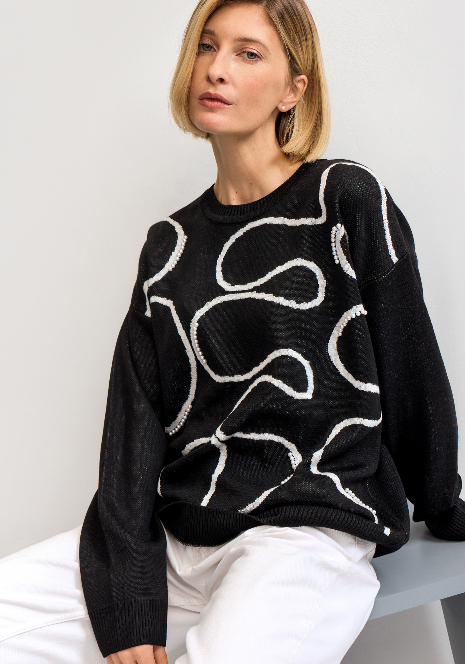 

Джемпер с жемчужным декором и абстракцией, Черный
