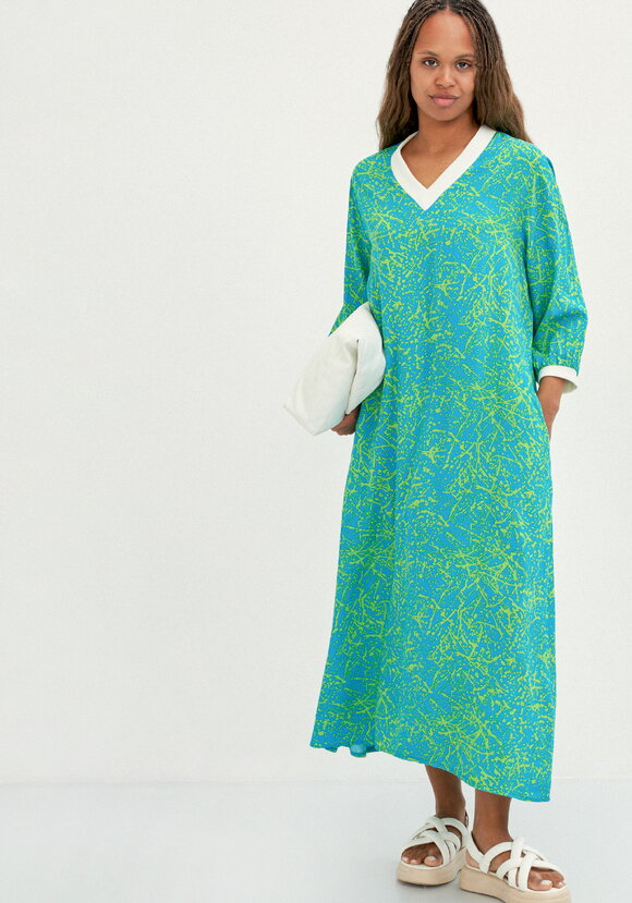 Платье А-силуэта с контрастной отделкой шир.  580, рис. 23